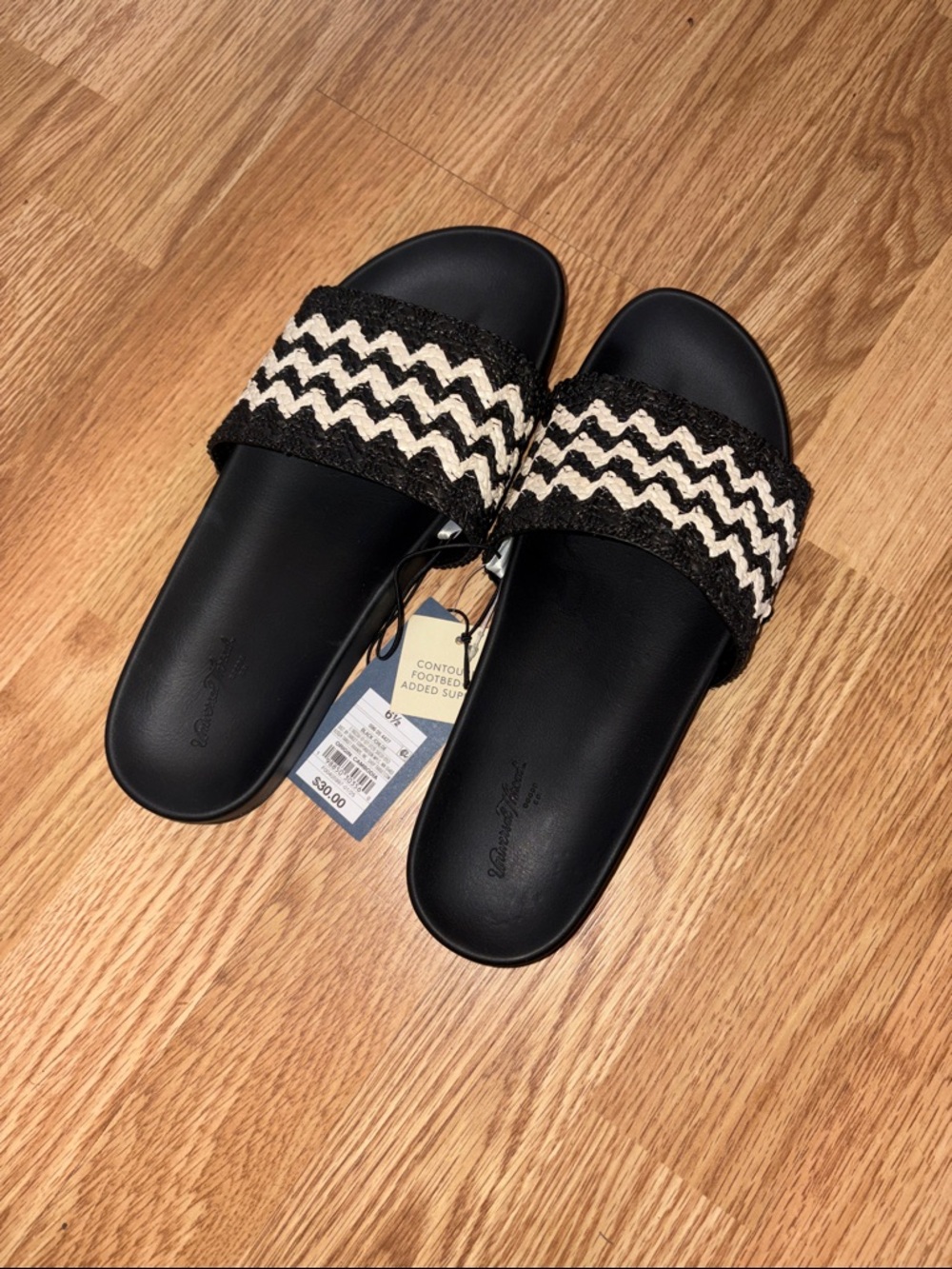 Universal Thread Black & Cream Zigzag Slide Sandals